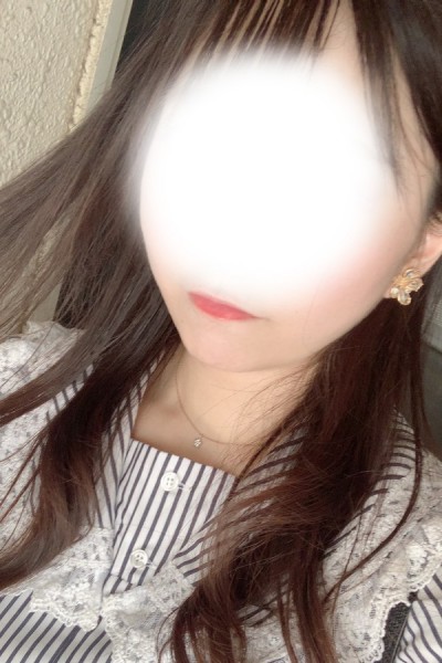 新人エミ